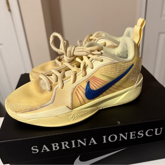 Nike Sabrina 2 basketball Citron Tint  (GS) size 1 - Picture 3 of 9